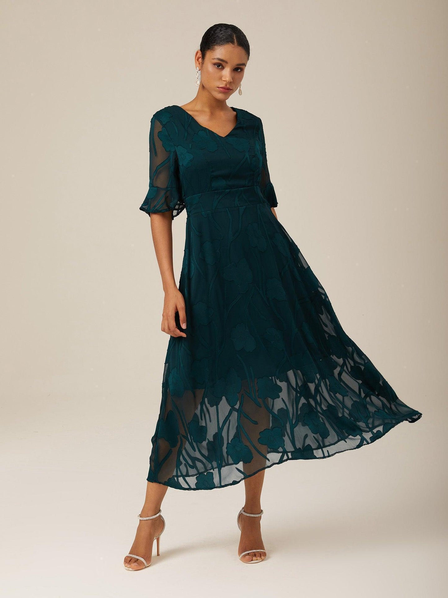Robe longue en dentelle à volants