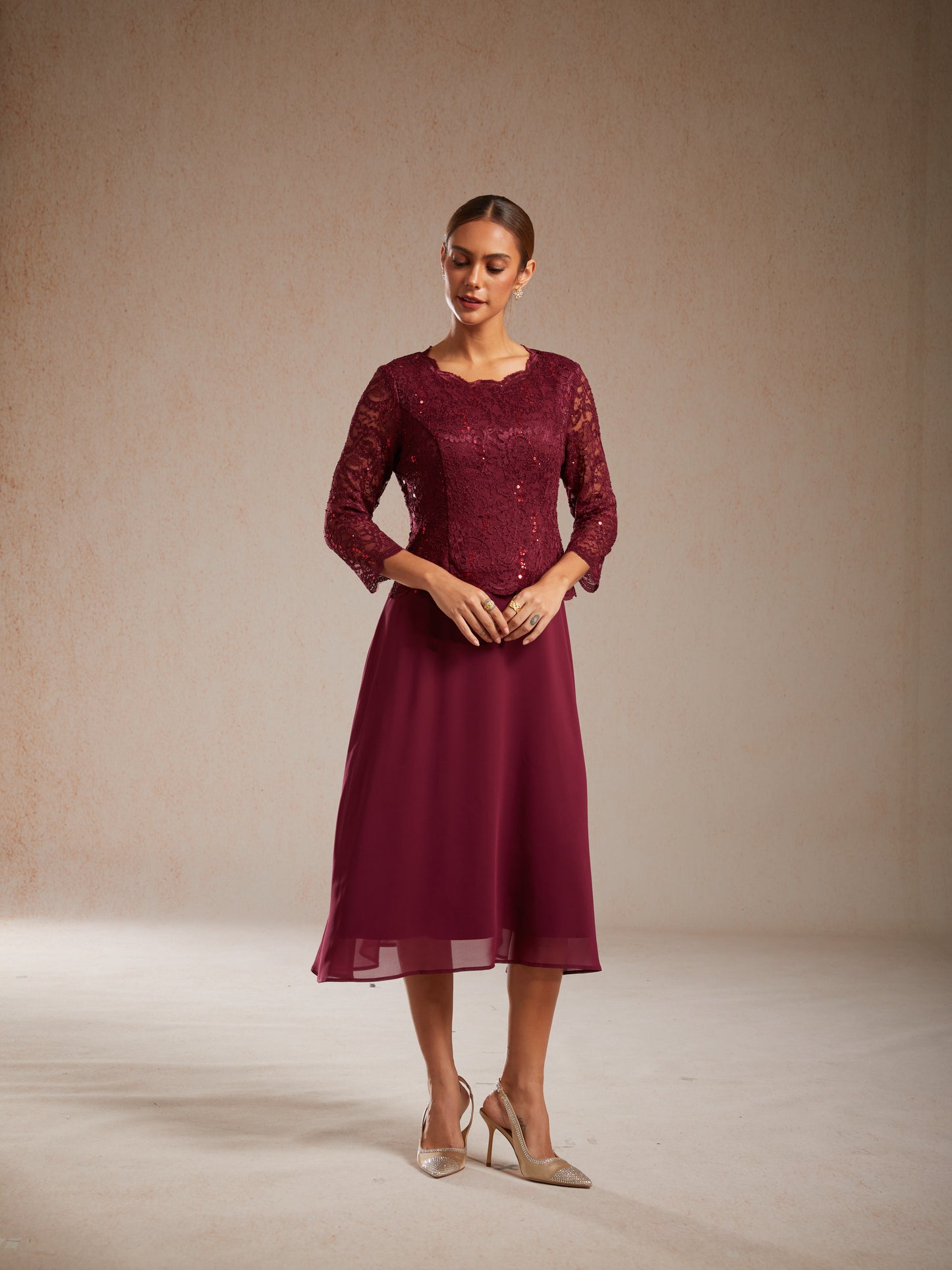 Elegantes Spitzen- und Chiffonkleid in Tea-Länge