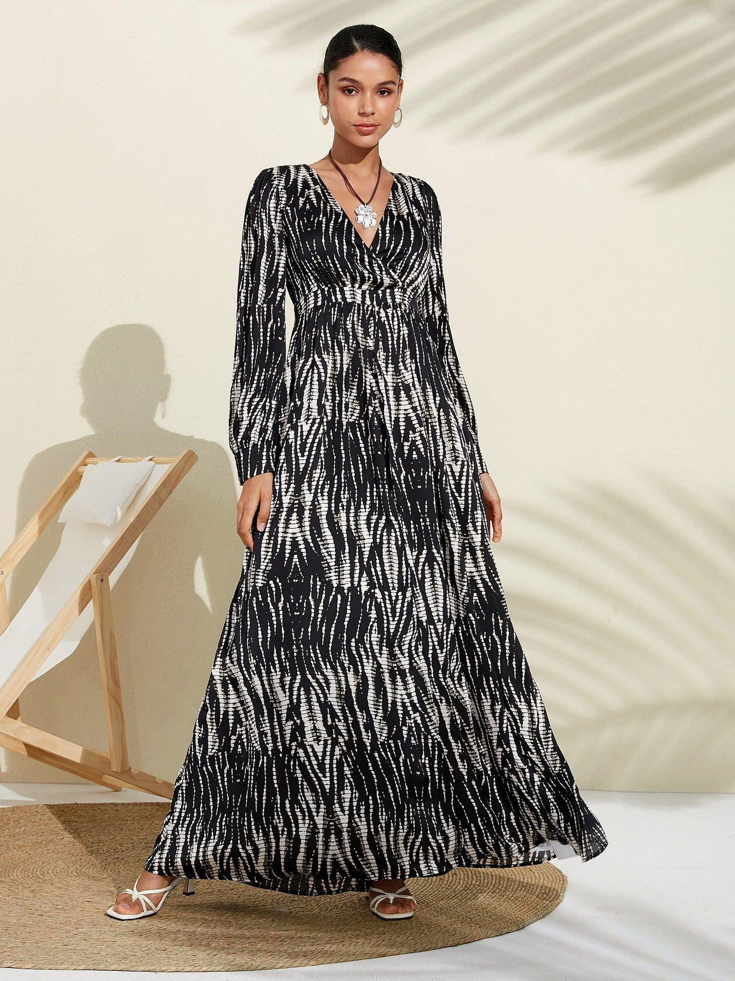 Swing-Maxikleid aus Satin mit V-Ausschnitt