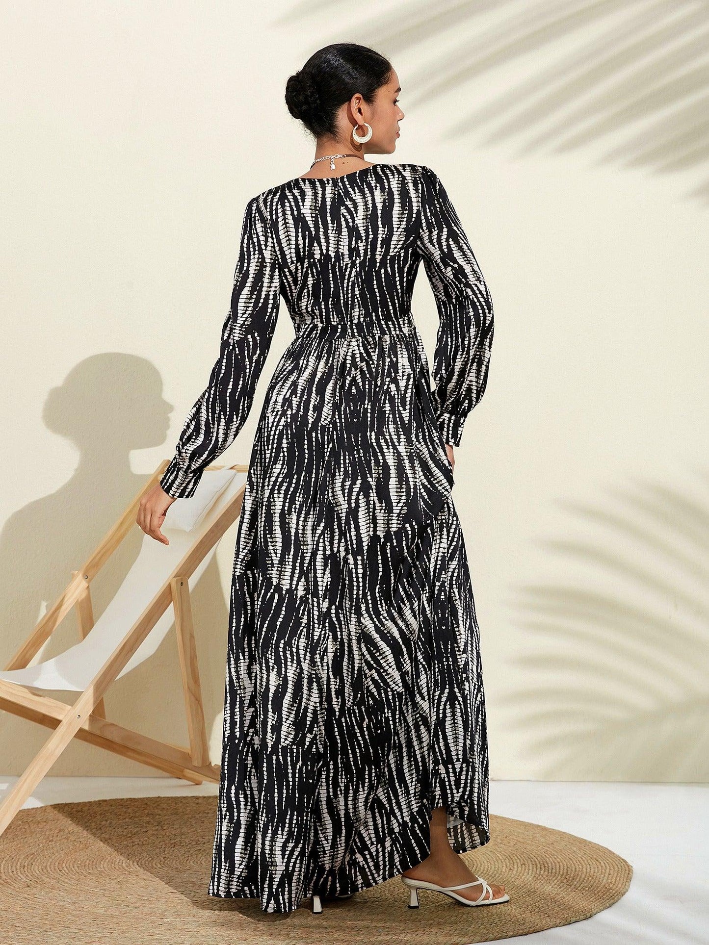 Swing-Maxikleid aus Satin mit V-Ausschnitt