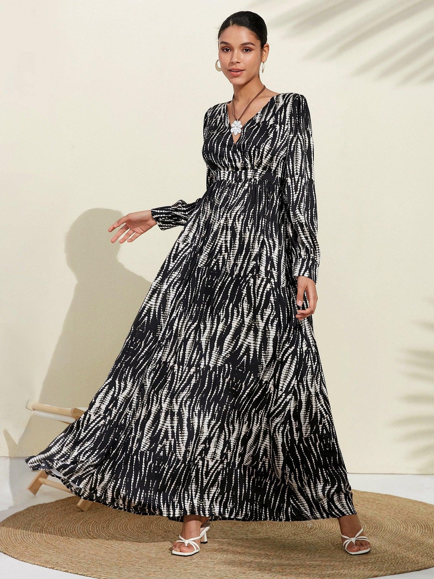 Swing-Maxikleid aus Satin mit V-Ausschnitt