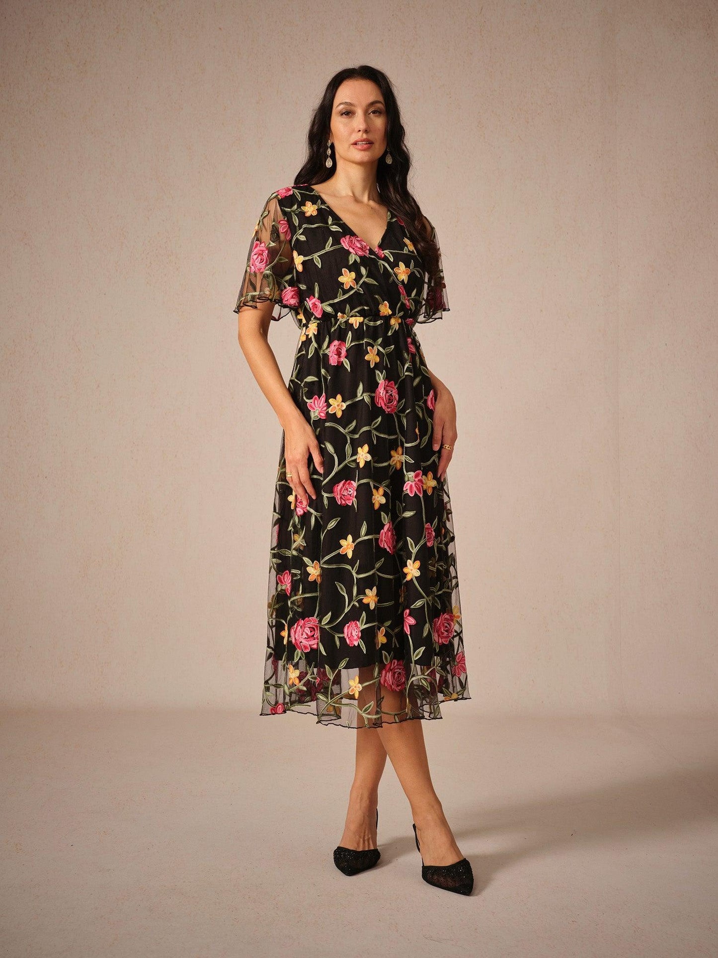 Robe mi-longue en maille avec broderie florale