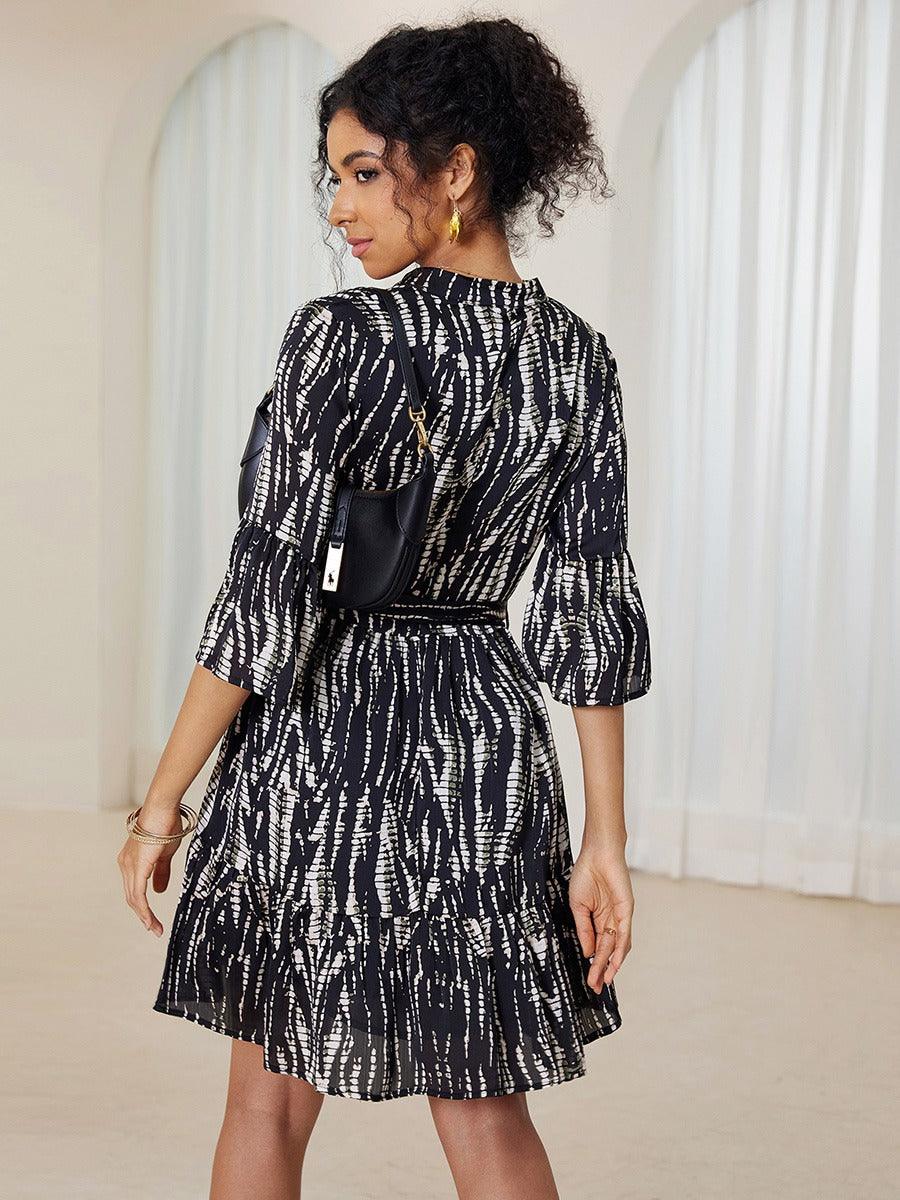 Gestuftes Minikleid in A-Linie aus Satin mit Marmor-Print