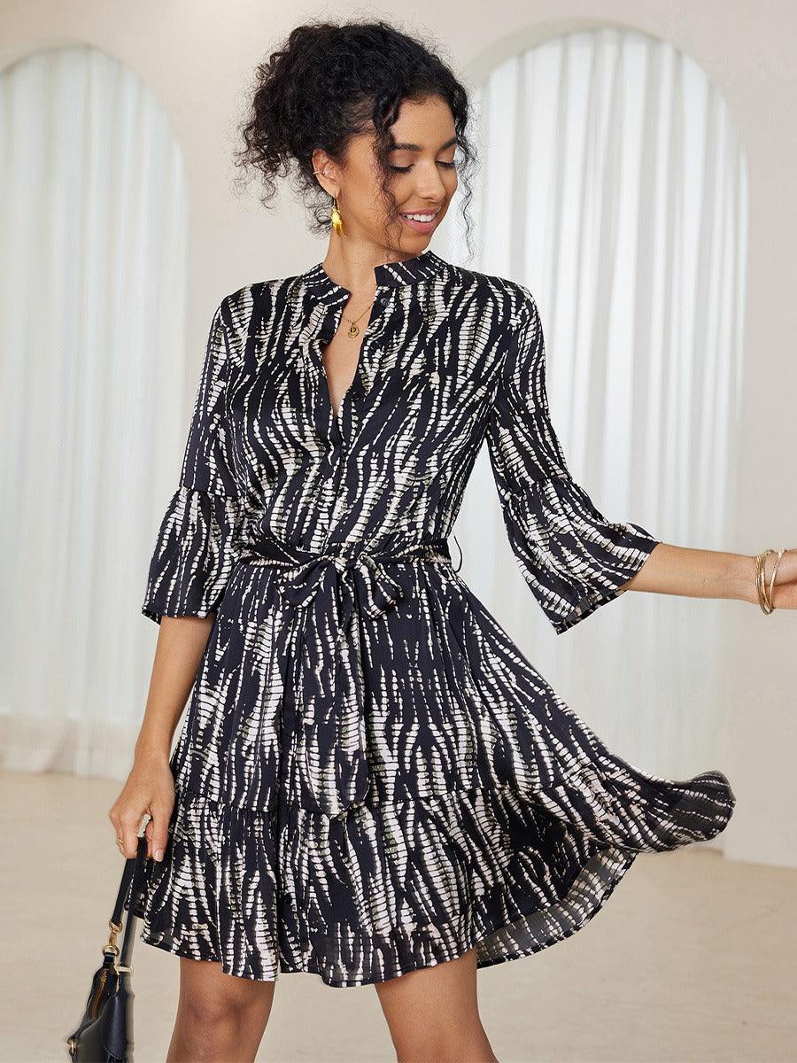 Gestuftes Minikleid in A-Linie aus Satin mit Marmor-Print