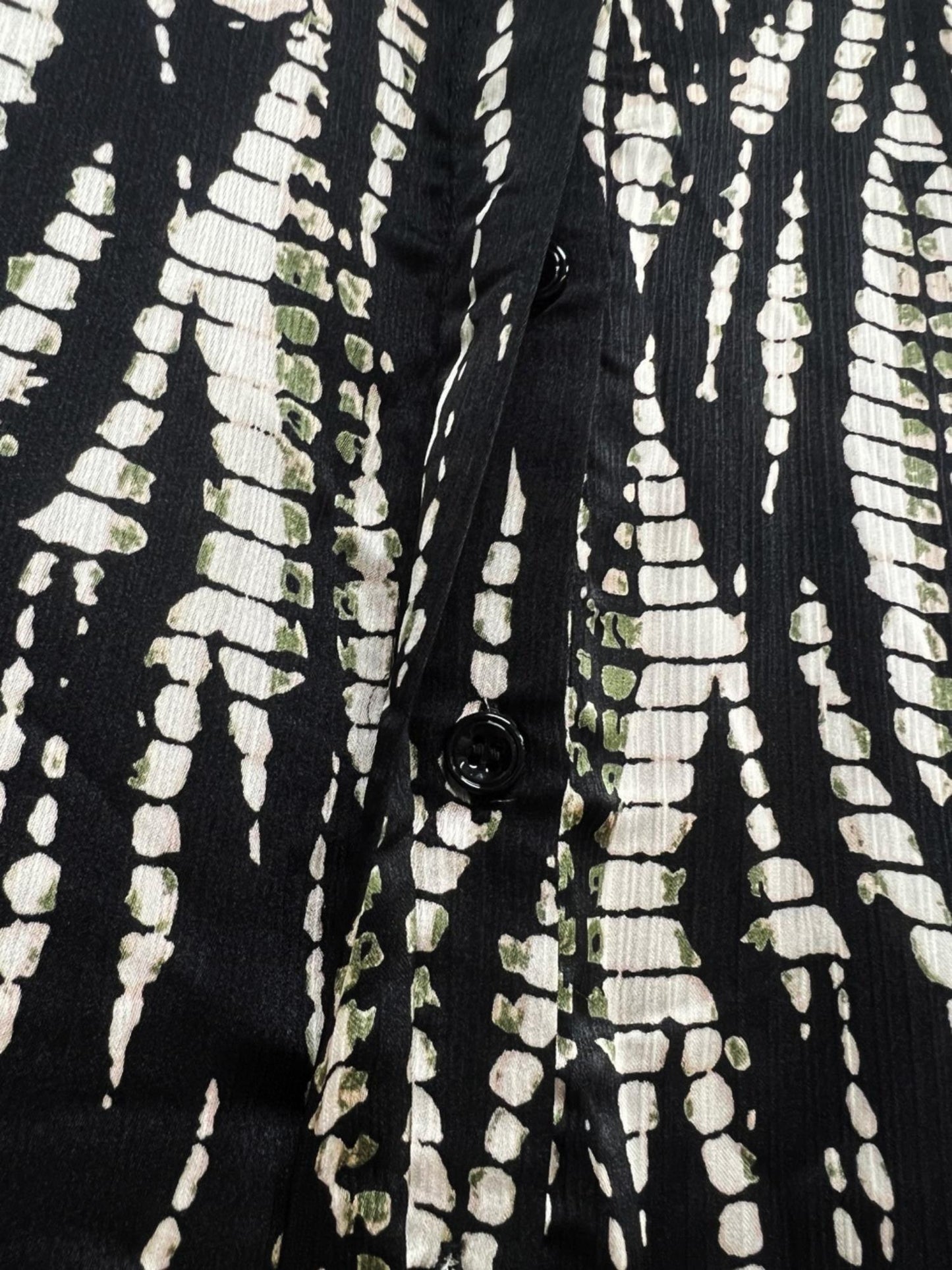 Gestuftes Minikleid in A-Linie aus Satin mit Marmor-Print