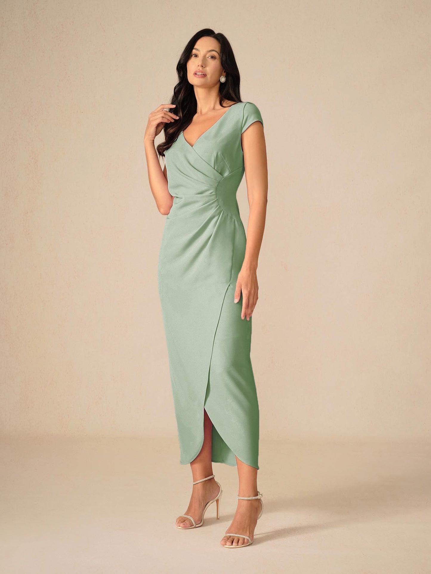 Elegantes weißes Wickelkleid für die Hochzeit