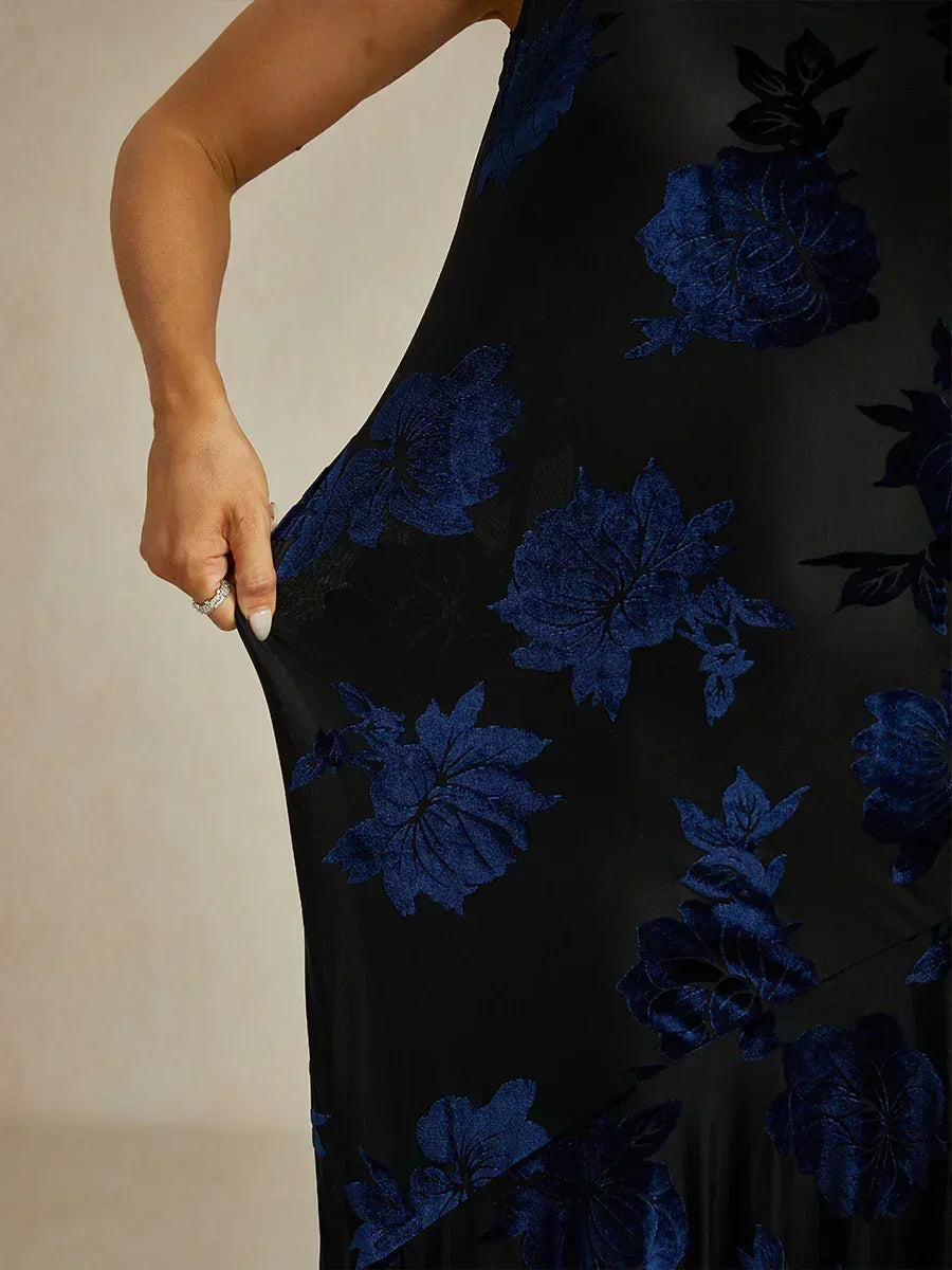Marineblaues Chiffon-Abendkleid mit Blumenmuster und asymmetrischem Saum