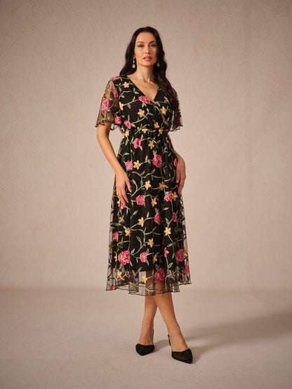 Robe mi-longue en maille avec broderie florale