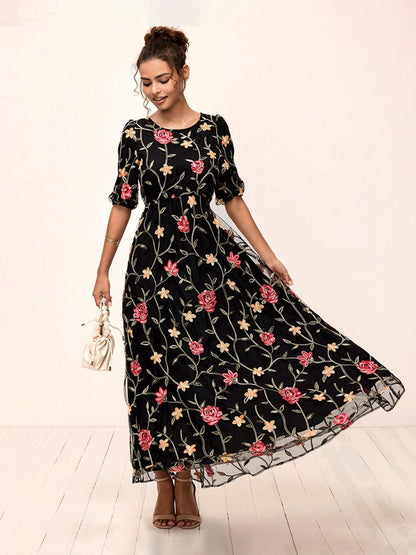Maxikleid aus Spitze mit Blumenstickerei