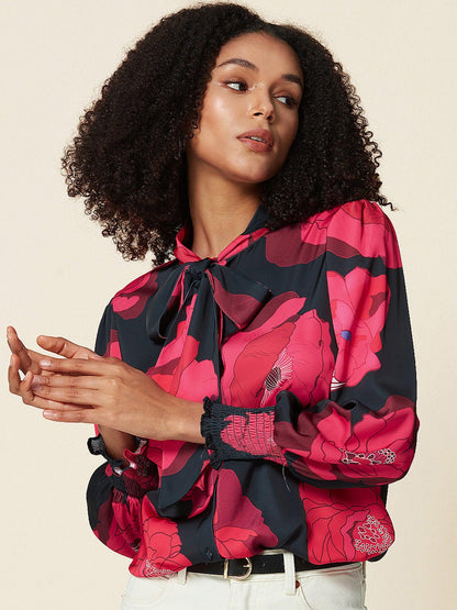 Bluse mit Rundhalsausschnitt und halblangen Ärmeln und Patchwork-Spitze