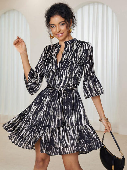 Gestuftes Minikleid in A-Linie aus Satin mit Marmor-Print