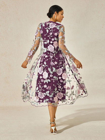 Robe deux pièces en mousseline de soie, maille, dentelle, volants brodés, motif floral