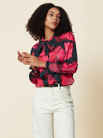Bluse mit Rundhalsausschnitt und halblangen Ärmeln und Patchwork-Spitze
