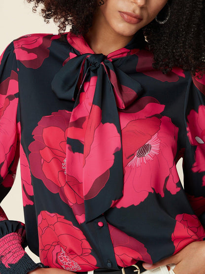 Bluse mit Rundhalsausschnitt und halblangen Ärmeln und Patchwork-Spitze