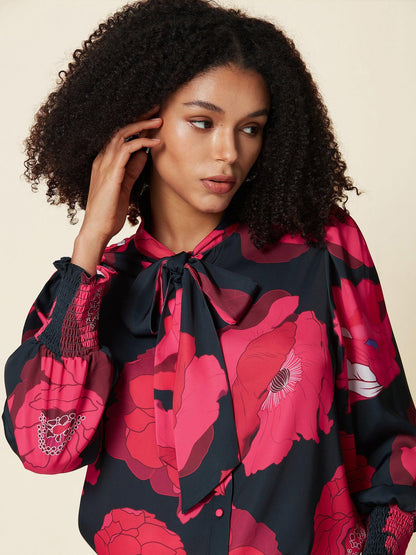 Bluse mit Rundhalsausschnitt und halblangen Ärmeln und Patchwork-Spitze
