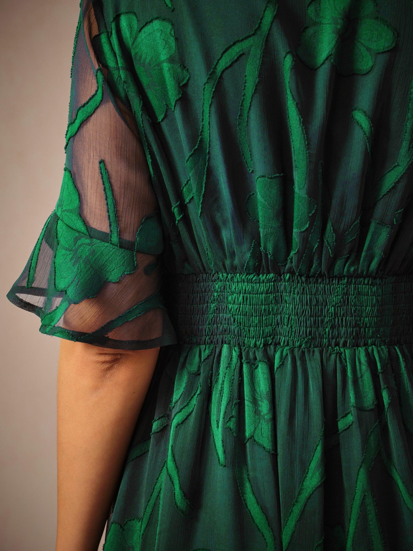 Maxikleid mit Rüschen und flatternder Spitze
