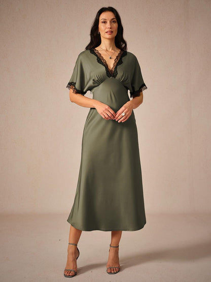 Weißes Kleid mit V-Ausschnitt und Satin-Spitzenbesatz