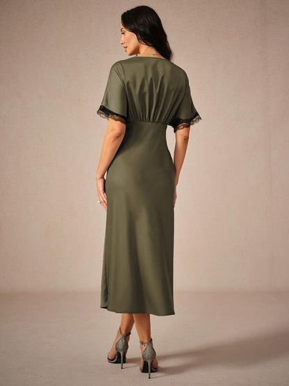 Weißes Kleid mit V-Ausschnitt und Satin-Spitzenbesatz