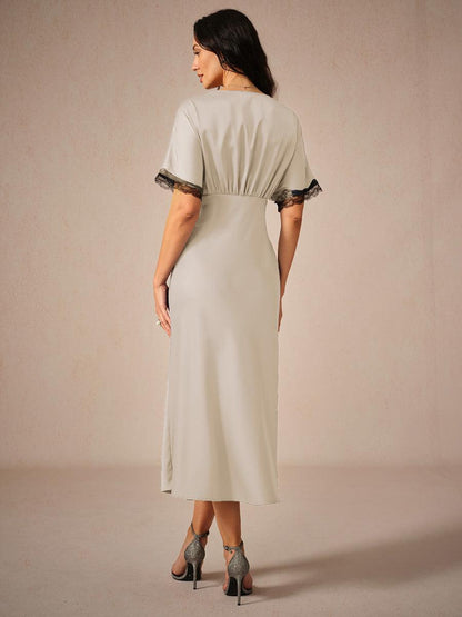 Olivgrünes Kleid mit V-Ausschnitt und Satin-Spitzenbesatz