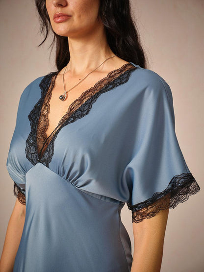 Weißes Kleid mit V-Ausschnitt und Satin-Spitzenbesatz