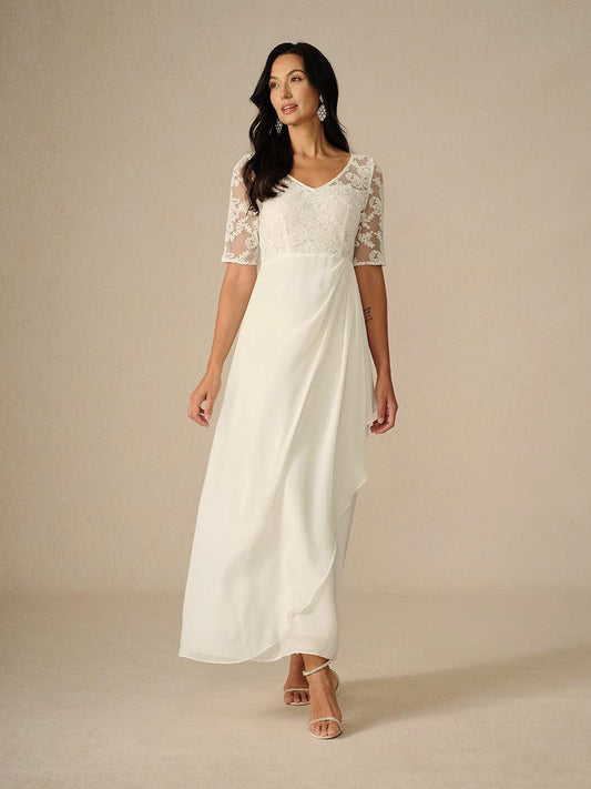 Sommerliches Brautkleid mit Spitze und V-Ausschnitt