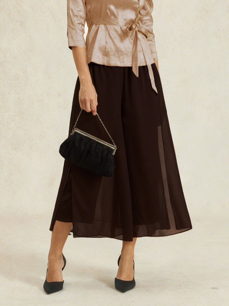 Cropped-Länge Hose mit geradem Bein und Chiffon-Überlagerung mit Beinschlitz