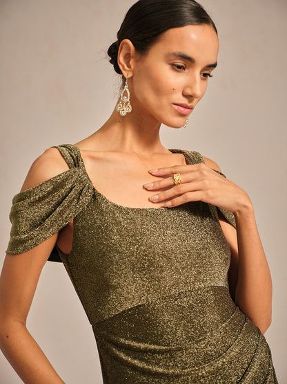 Glitzerkleid mit kalten Schultern