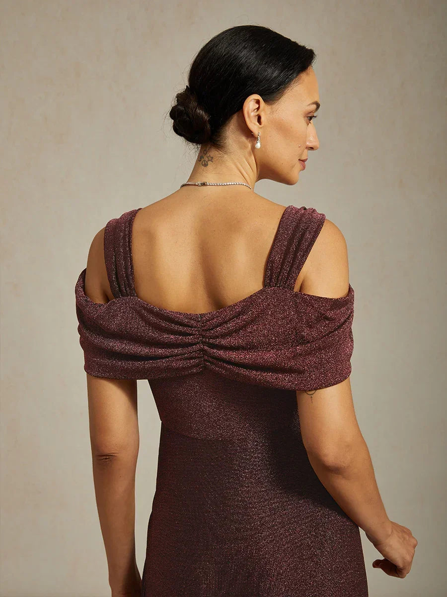 Glitzerkleid mit kalten Schultern