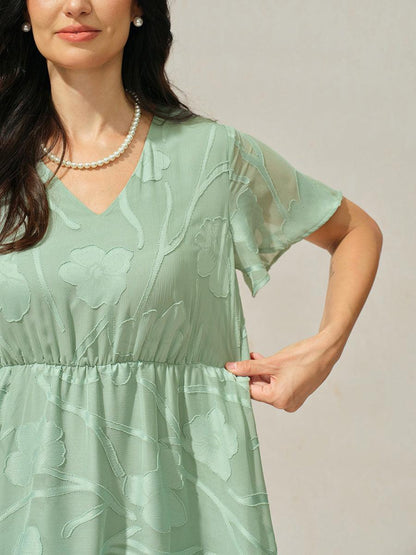 Robe volantée à col en V et dentelle
