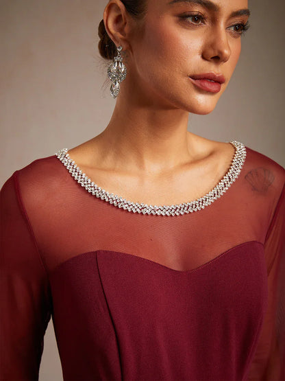 Robe de soirée élégante à encolure illusion perlée