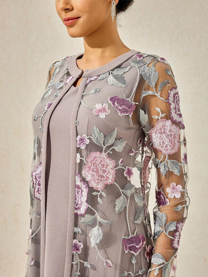 Zweiteiliges Kleid aus Chiffon, Netzspitze, bestickten Rüschen und Blumen