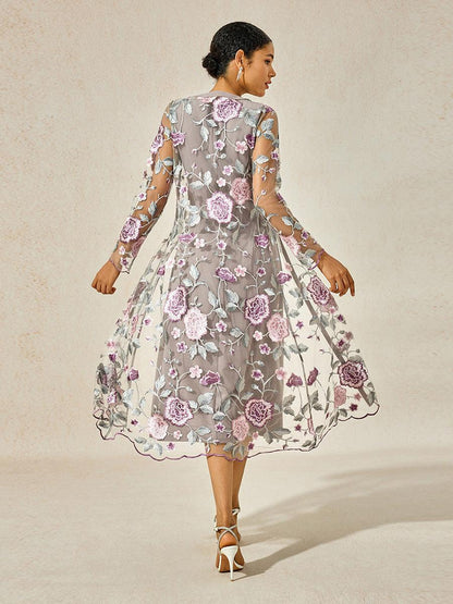 Robe deux pièces en mousseline de soie, maille, dentelle, volants brodés, motif floral