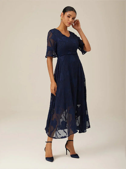 Maxikleid mit Rüschen und flatternder Spitze