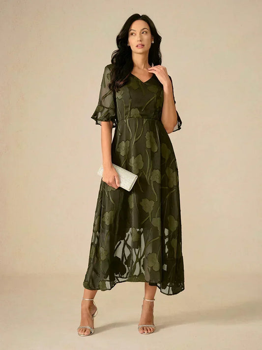 Maxikleid mit Rüschen und flatternder Spitze