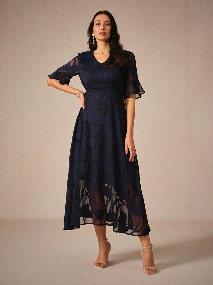 Maxikleid mit Rüschen und flatternder Spitze