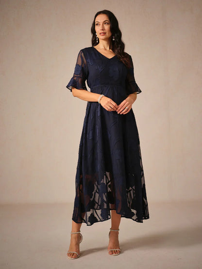Maxikleid mit Rüschen und flatternder Spitze