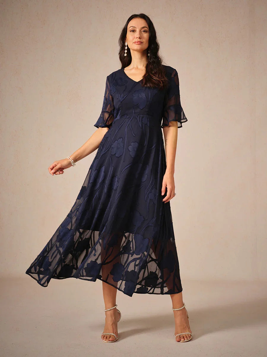 Maxikleid mit Rüschen und flatternder Spitze