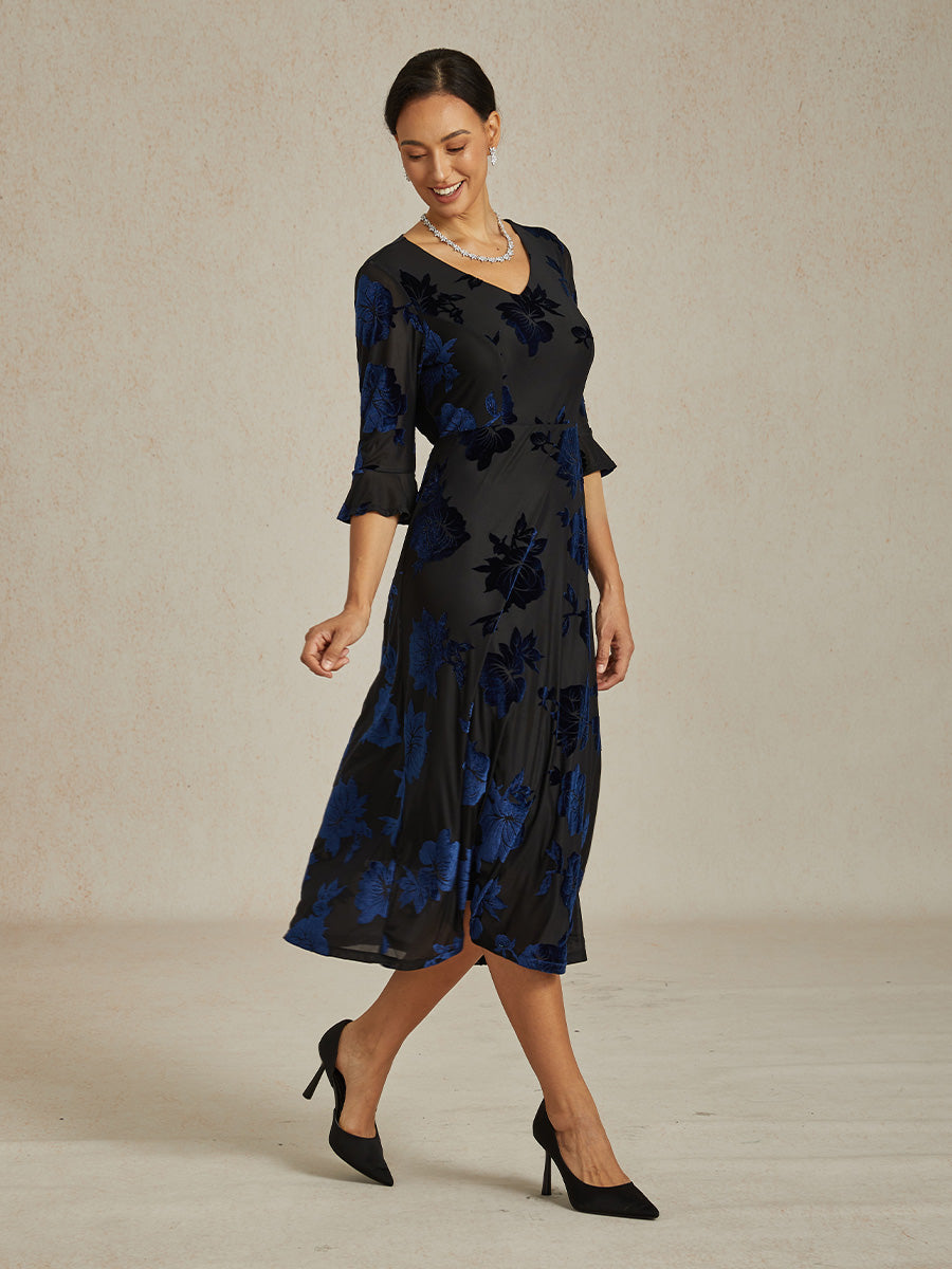 Maxikleid mit Rüschen und flatternder Spitze