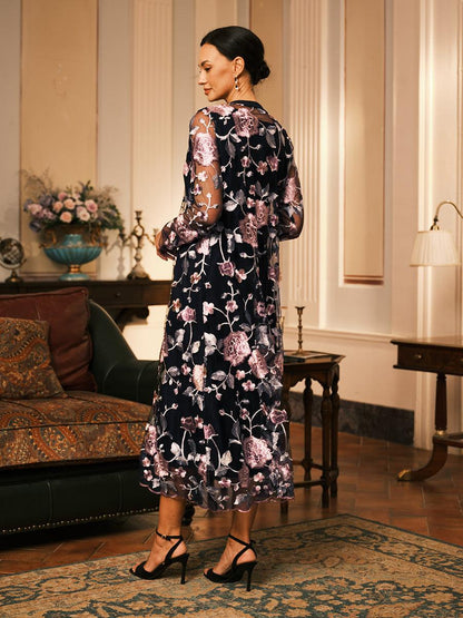 Zweiteiliges Kleid aus Chiffon, Netzspitze, bestickten Rüschen und Blumen