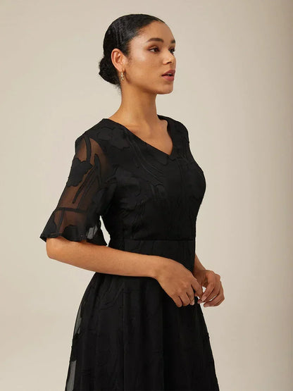 Maxikleid mit Rüschen und flatternder Spitze