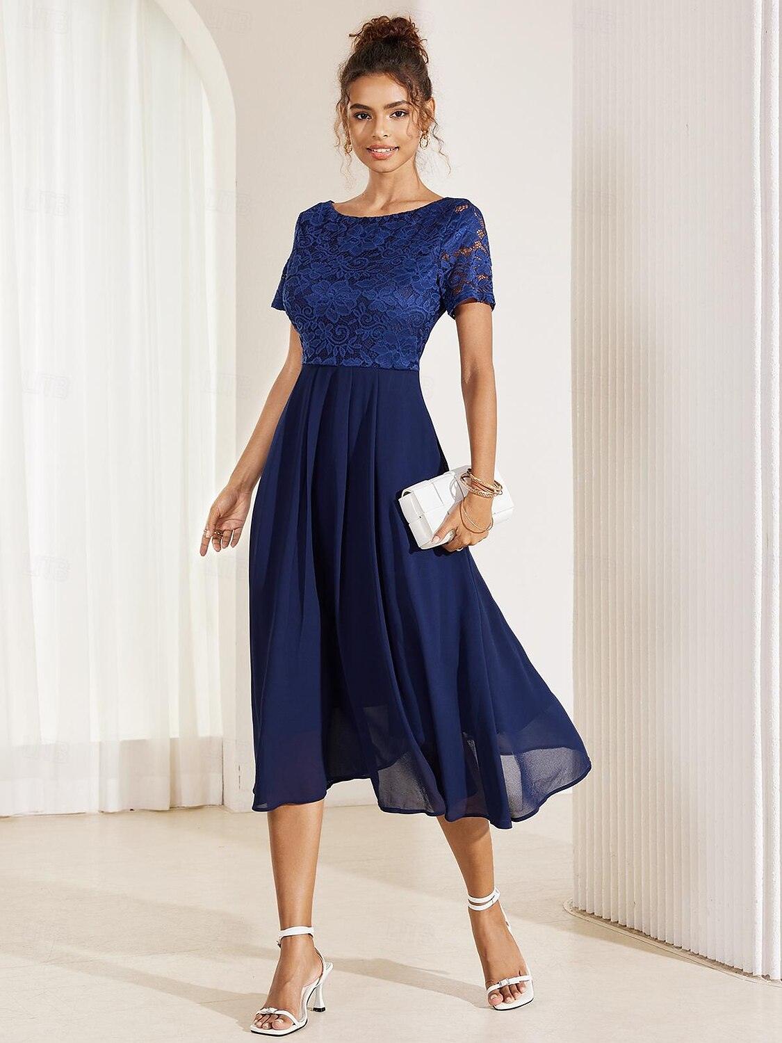 Blaues Chiffonkleid mit Spitzenrüschensaum