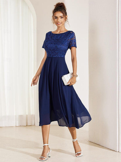 Blaues Chiffonkleid mit Spitzenrüschensaum