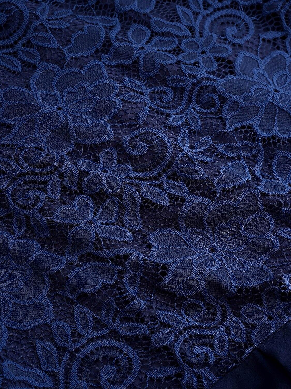 Blaues Chiffonkleid mit Spitzenrüschensaum