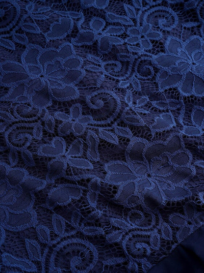 Blaues Chiffonkleid mit Spitzenrüschensaum
