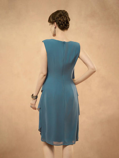 Ärmelloses, mehrlagiges, elegantes Chiffonkleid mit Rundhalsausschnitt