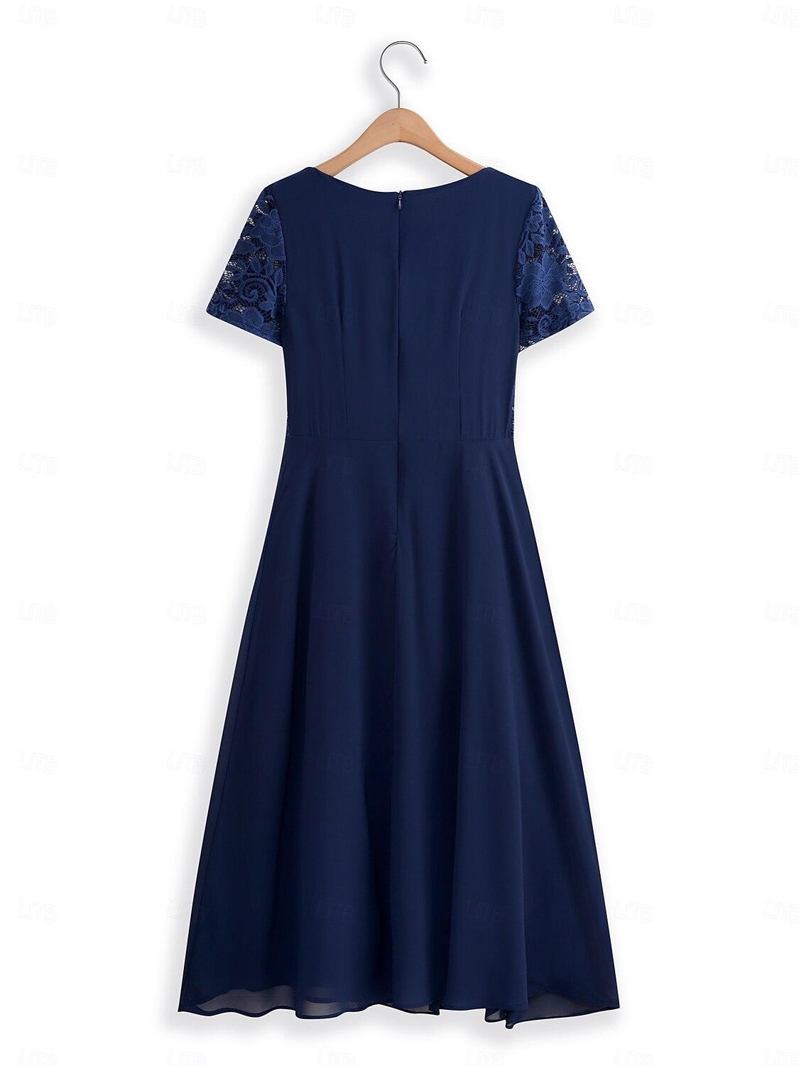 Blaues Chiffonkleid mit Spitzenrüschensaum