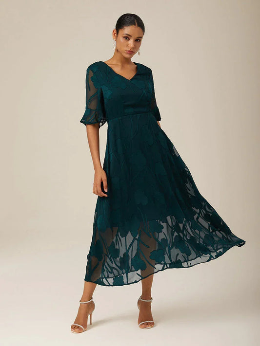 Maxikleid mit Rüschen und flatternder Spitze