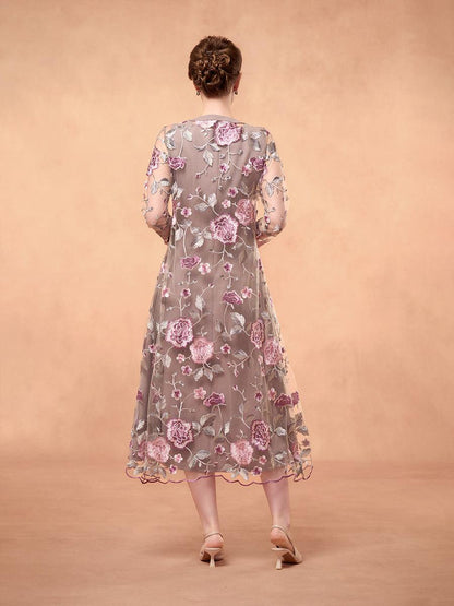 Zweiteiliges Kleid aus Chiffon, Netzspitze, bestickten Rüschen und Blumen