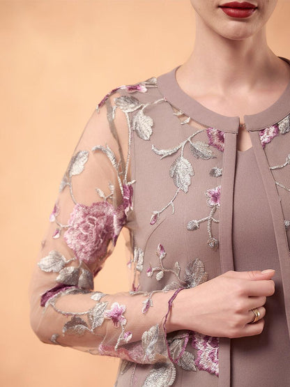 Zweiteiliges Kleid aus Chiffon, Netzspitze, bestickten Rüschen und Blumen