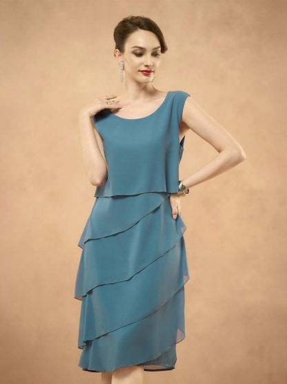 Ärmelloses, mehrlagiges, elegantes Chiffonkleid mit Rundhalsausschnitt
